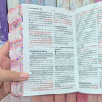 Biblia Personalizada Rosada de Mariposa – Letra Grande de 12 Puntos – Reina Valera 1960