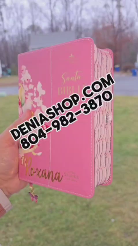 Biblia Personalizada Rosada de Mariposa – Letra Grande de 12 Puntos – Reina Valera 1960